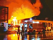 資源回收場大火　半夜燒到白晝