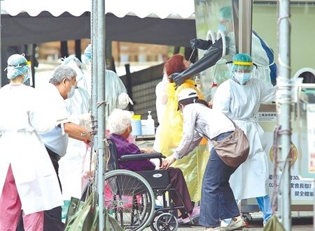 新冠肺炎疫情尚未降溫,6日新北聯醫三重院區戶外篩檢站,年長者在家人陪伴下到現場篩檢。 (陳俊吉攝)