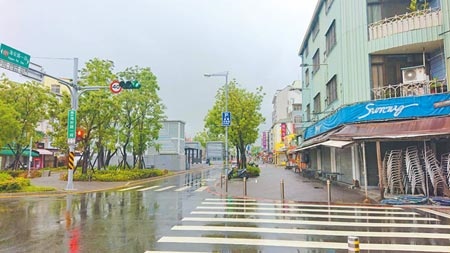 台南市海安路商圈向來吸引觀光客到訪，遇上疫情，假日異常冷清。（程炳璋攝）