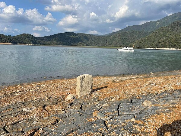 臉書「日月潭一等高」專頁管理員４月分享日月潭伊達邵燈塔附近的清道光年間墓碑。圖／擷取自「日月潭一等高」臉書專頁
