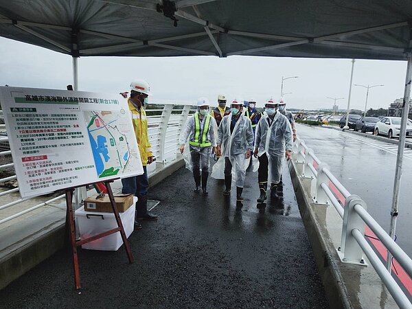 濱海聯外道路加緊趕工,拚年底完工。圖/高雄市工務局提供
