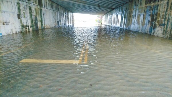 台南市連日豪大雨，以麻豆區北勢南57涵洞最嚴重，水淹最深達50公分。（台南市水利局提供／程炳璋台南傳真）