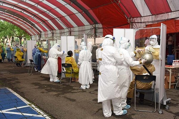 竹南科設快篩站5條線同步作業，首日篩檢585人結果出爐。圖／苗栗縣政府提供