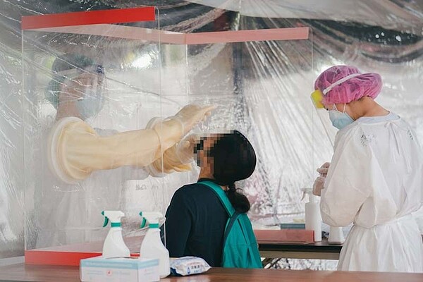 竹竹苗組防疫作戰聯盟,新竹祭5千元確診「防疫慰問金」。圖/新竹市政府提供