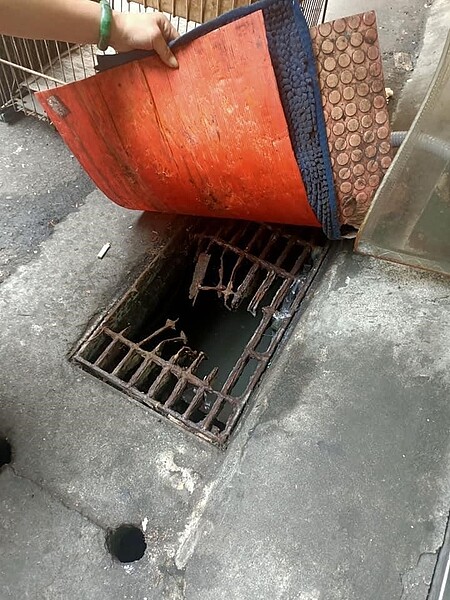 林東誼在巡視里內時，發現水溝蓋老舊毀壞，隨即聯絡區公所修繕。圖／取自中興里臉書粉絲專頁