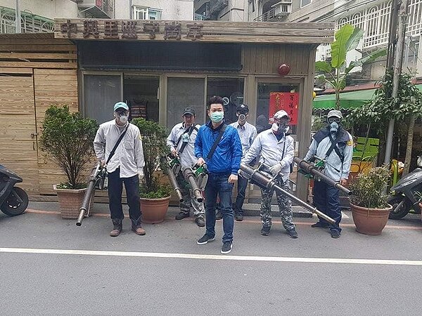 中興里鄰近永和捷運站及溪洲市場，來往的人較多，且易有蟑螂、老鼠等，因此環境消毒格外重要。圖／取自中興里臉書粉絲專頁
