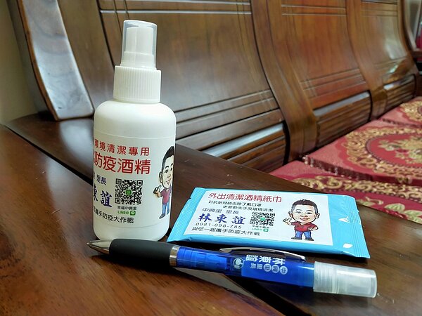 因應疫情，林東誼於里上發放酒精、酒精紙巾及酒精筆。圖／郭宇璇攝