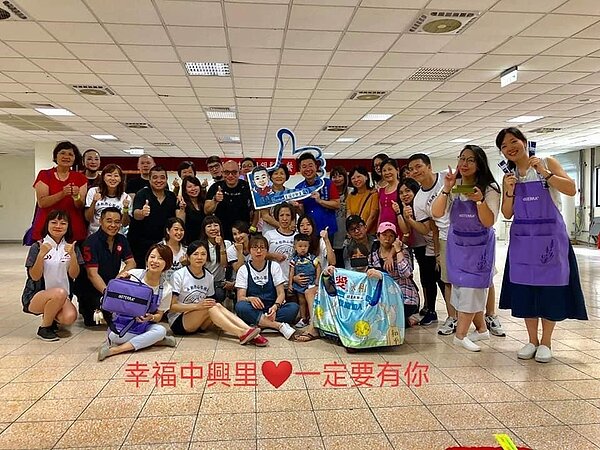 林東誼的老人共餐活動，同時也有義剪、愛心按摩等服務。圖／取自中興里臉書粉絲專頁