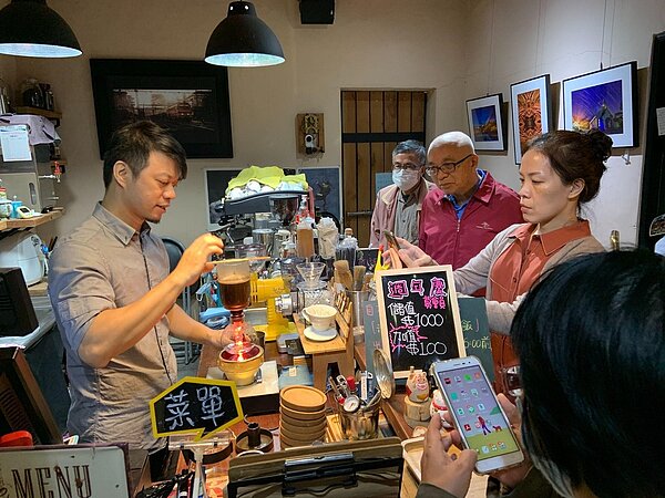 莊銘淵與當地咖啡廳合作舉辦活動，促進里民間的交流。圖／莊銘淵提供