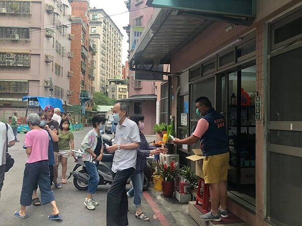 為防治疫情，莊銘淵發放酒精隨身瓶給里民。圖／莊銘淵提供