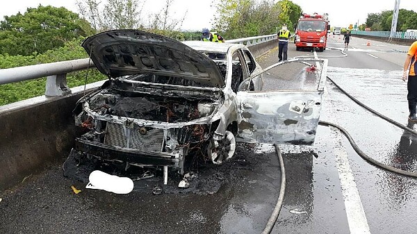 嘉義市警察局少年隊謝姓小隊長,今天中午1時許駕駛偵防車,行經國道3號南向270.3公里路肩,不明原因發生火燒車,謝被燒死在車中。記者卜敏正/翻攝