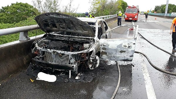 嘉義市警察局少年隊謝姓小隊長，今天中午1時許駕駛偵防車，行經國道3號南向270.3公里路肩，不明原因發生火燒車，謝被燒死在車中。記者卜敏正／翻攝