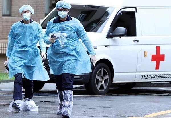 醫護工作量重，加上暴力、歧視個案頻傳，近幾個月來已有數百人離職。圖／聯合資料照