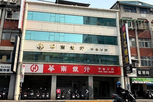 全國三級警戒再度延長,銀行有薪假限為14天。圖/Google Map