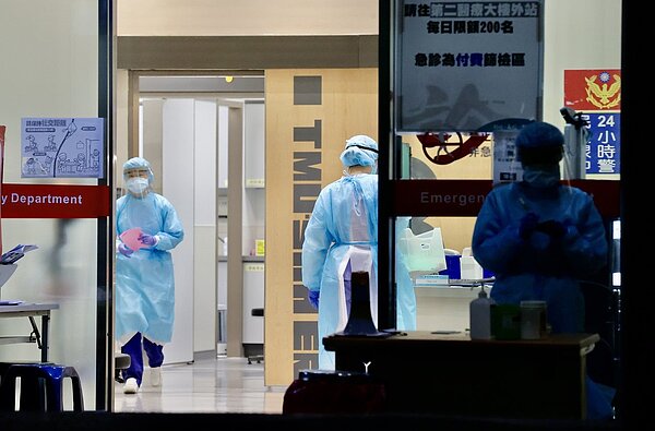 指揮中心專家諮詢小組召集人張上淳表示，此波疫情發病到死亡約8至14天，佔最多40％，還有很多是2、3天內就過世，也佔了18％。圖／聯合報系資料照
