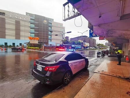 苗栗縣警局竹南分局從6月5日就在京元電竹南廠大門口勸導外籍移工禁止外出。(謝明俊攝)