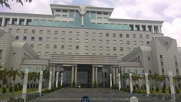 男子涉嫌載運營建廢棄物傾倒並棄置於不知情盧姓地主土地上，台南地院依黃觸犯非法清理廢棄物罪，判處徒刑8月，全案可上訴。