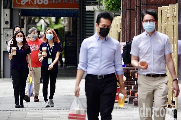 紓困貸款起跑，臨櫃申辦下周預期將湧進人潮，一家具指標地位的大型公股行庫，傳出擬召回部分分行居家辦公人力，不再分組居家辦公。圖為上班族示意圖。記者林伯東／攝影 