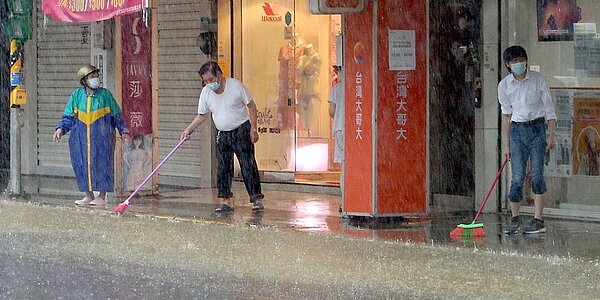 因豪雨釀災嚴重,貨物毀損或未營業天數,可減免綜所稅、營所稅、營業稅等。圖/中時電子報資料照片