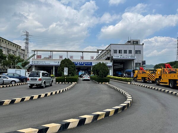 車輛定檢期限在防疫三級警戒期間的自用小型車及大型重型機車,可順延於警戒結束後1個月內辦理驗車。圖/新北市政府提供