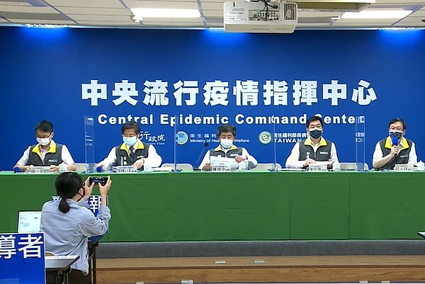 中央流行疫情指揮中心說明8日疫情狀況。圖/截自疾管署臉書直播