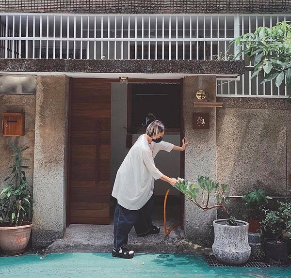 金曲歌后魏如萱所開設的「花室」受到三級警戒影響，目前暫停營業，沒想到近日宅家防疫叫外送卻遇上「荒謬事」。圖／截自魏如萱instagram