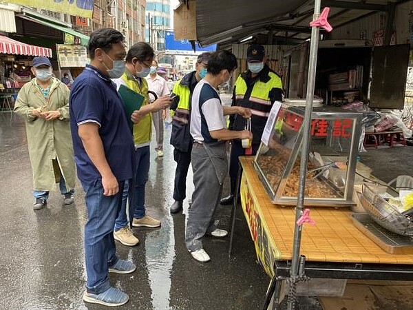 台南市針對傳統市場的實名制執行進行稽查。圖／台南市政府提供