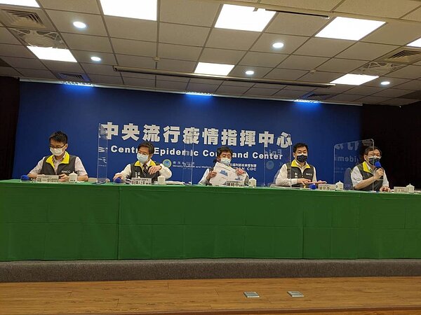 中央流行疫情指揮中心6月8日14:00記者會出席名單,第一排由左到右醫療應變組副組長羅一鈞 、專家諮詢小組召集人張上淳、指揮官陳時中、副指揮官陳宗彥、發言人莊人祥。記者謝承恩/攝影
