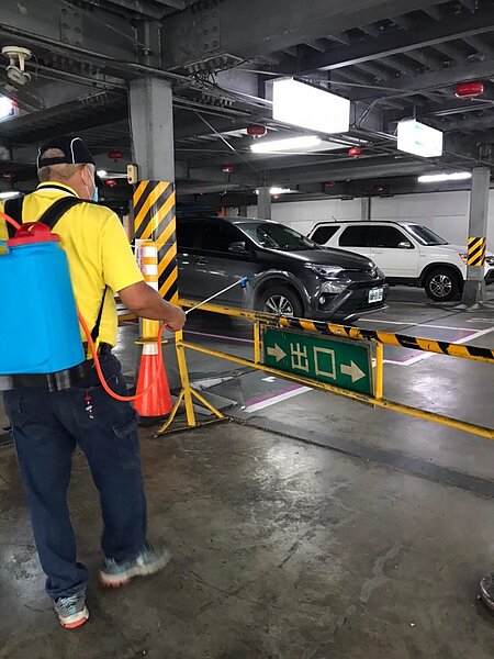 羅東鎮的立體停車場、其他自營停車場，每日會以噴霧式消毒機加強消毒。圖／羅東鎮公所提供