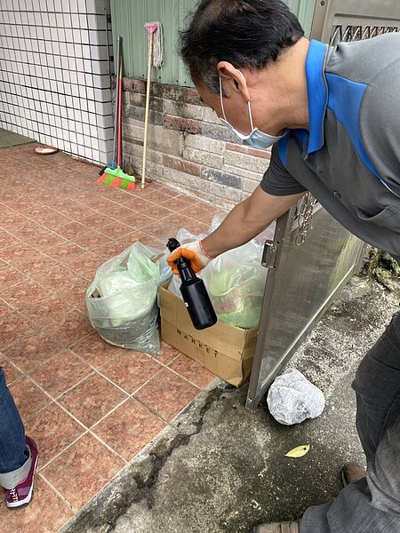 花蓮環保局委託甲級清除業者,處理居家隔離者產出的垃圾,避免成防疫破口。圖/花蓮縣環保局提供