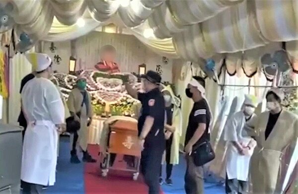 南投縣國姓鄉乾溝村余姓民眾5日因父喪辦家祭卻遭檢舉,警方前往蒐證稽查引發爭議。記者賴香珊/翻攝