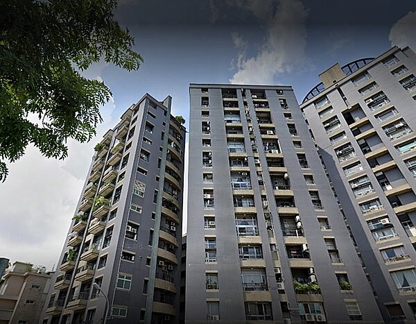 台中「師院美術」大樓鄰近戶數多且複雜度高的「大地球廣場」,不過價格還是走漲,2020年底交易的頂樓戶,轉手兩次都讓賣方獲利,可說是「隱形黃金屋」。圖/google map