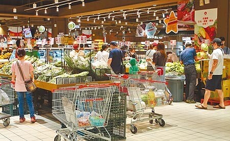 疫情下,民眾搶購民生物資,價格也悄悄出現變化,從行政院穩定物價小組關注的17項重要民生物資中觀察,民眾最愛搶購的速食麵,原本價格平穩,現在漲幅卻達2.72%,特別相當明顯,雞蛋、米的漲幅也分別達5.51%以及2.8%;曹志弘表示,5月廠商對速食麵的促銷優惠多取消,但沒有正式調高定價。(陳俊吉攝)