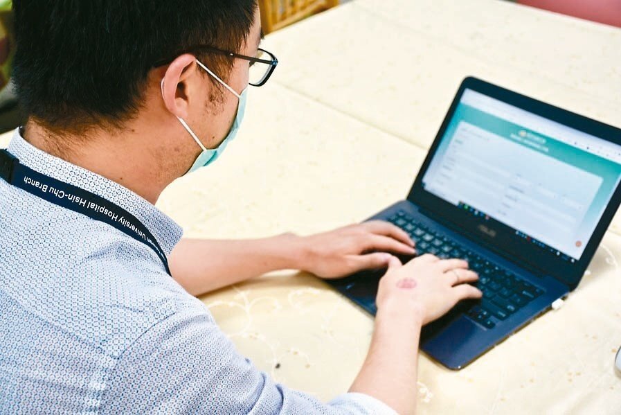 疫情嚴峻,即將開辦的勞工紓困貸款出現線上化趨勢。此為示意圖,非實景。聯合報系資料照