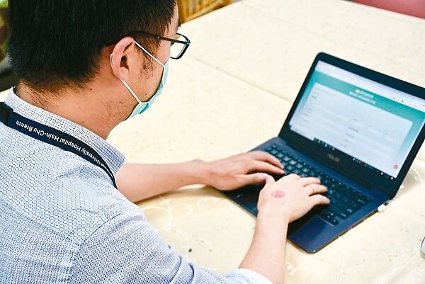 疫情嚴峻,即將開辦的勞工紓困貸款出現線上化趨勢。此為示意圖,非實景。聯合報系資料照