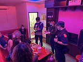 中壢小吃店違規群聚　8人送辦