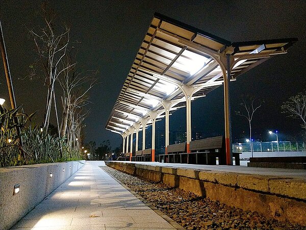 高雄鐵路地下化後,左營園道工程預計6月底完工,遷移後的島式月台在夜色中十分顯眼。圖/高雄市水利局提供