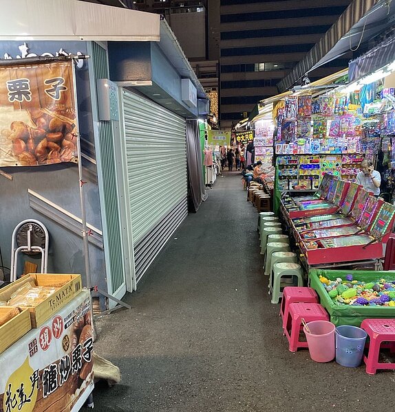 全國三級警戒,高雄規模最大的瑞豐夜市自主停業,業者拉下鐵門不做生意,整個夜市空蕩慘澹。圖/楊騫杋提供