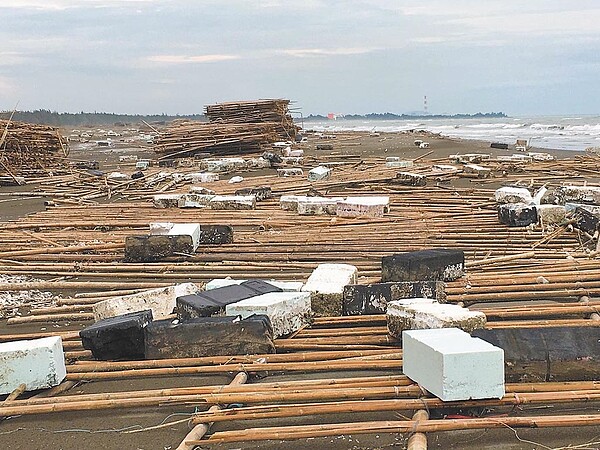 台南社大海廢社記錄黃金海岸沙灘遍布蚵架、保麗龍、EPP等發泡材質浮具,讓人看了怵目驚心。(晁瑞光提供/曹婷婷台南傳真)
