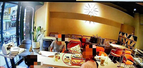 全台餐廳因防疫規定禁止內用,高雄前鎮區鄭和路1家餐廳遭檢舉違反傳染病防治法,警方到場取締,發現餐廳老闆等3人同桌用餐,依法開單;但林姓老闆表示,自己是餐廳老闆,同桌是股東和股東的小孩,認為只是他在試菜,股東和小孩都只是在一旁看,不服警方取締。(翻攝照片/劉宥廷高雄傳真)