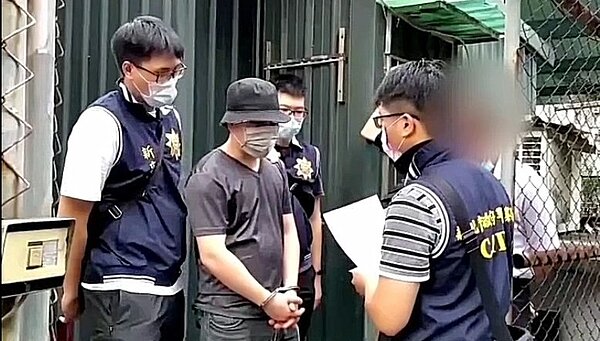 邱姓男子(左二)與藍姓女子有車禍糾紛,涉散發傳單誣指她染疫遭警方拘提,檢方向法院聲請羈押獲准。記者王長鼎/翻攝