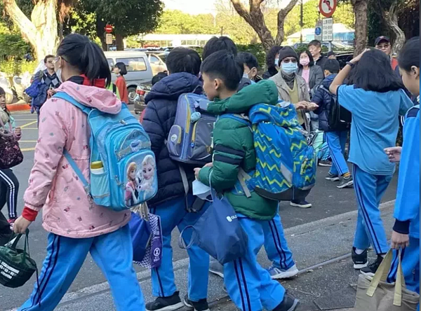 北市教育局研究提前放暑假再提早開學,讓家長學生安心防疫。圖/聯合報系資料照