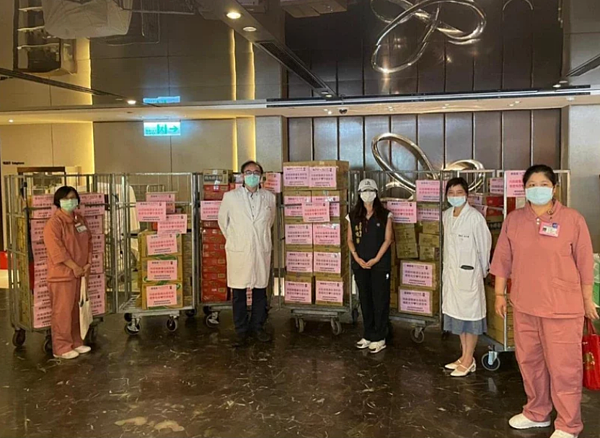 台北市議員應曉薇自掏腰包買物資,將百箱的物資送至台北市首間專責防疫旅館凱撒飯店。圖/應曉薇提供