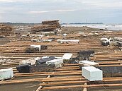 台南黃金海岸　塑膠垃圾綿延15公里