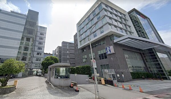 北市內湖區壹電視48歲劉姓攝影師,7日猝死男廁內,家屬一度以為劉有酗酒習慣造成,對死因沒意見,但檢方8日相驗採檢後,赫然發現劉男確診新冠肺炎。圖/截自Google maps