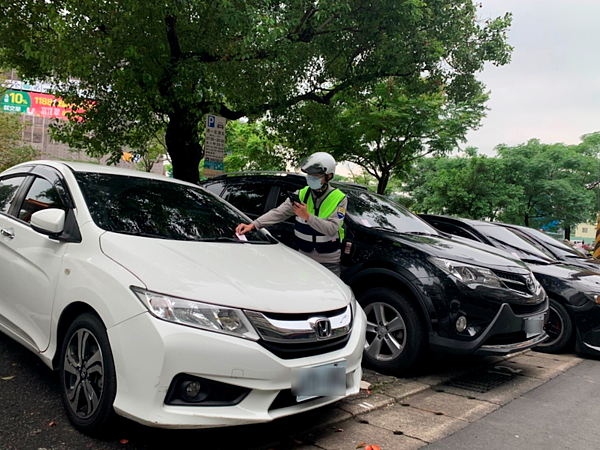 新北市路邊停車利用行動支付繳費有優惠。圖／新北市交通局提供