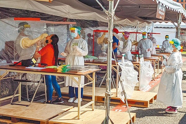 竹科移工染疫持續擴大,危及台灣「護國神山」電子業甚至全球半導體供應鏈。圖為竹科空地搭建篩檢站。圖/中新社