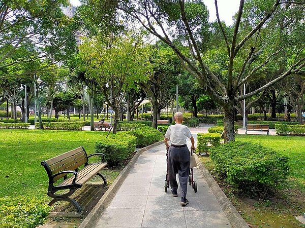 新廍里附近的仁愛公園，是銀髮族休閒運動的好去處。圖／郭宇璇攝
