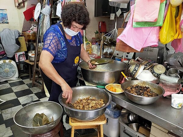 端午節將至，陳王綉緞包粽子分送給里上志工及弱勢民眾。圖／郭宇璇攝