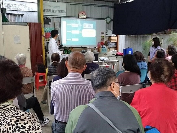 里民在健康守護站聽醫師講課。圖/江貴滿提供